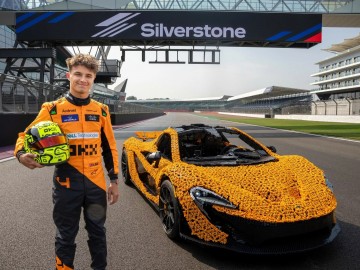 McLaren P1 z klock&oacute;w LEGO wyjechał na tor